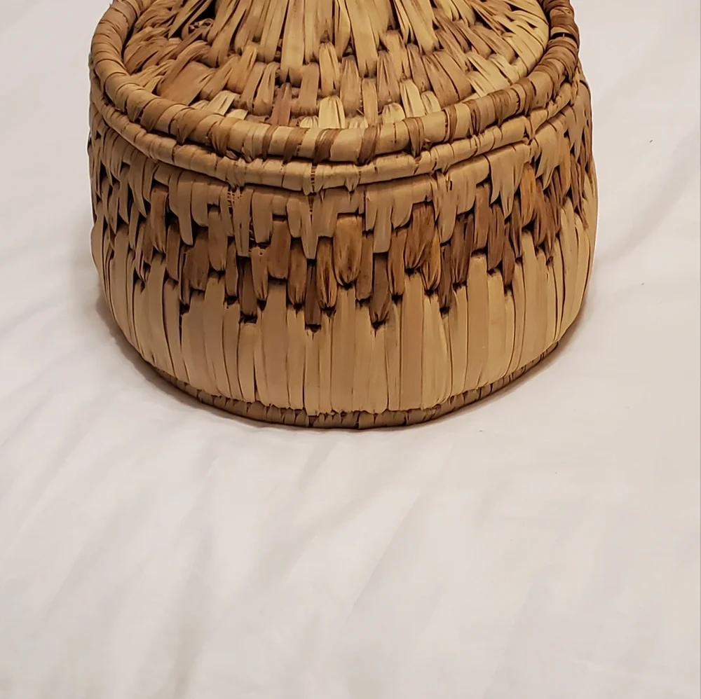Vtg Brown Boho Farmhouse Woven Round Basket With Lid Storage Decor Sewing